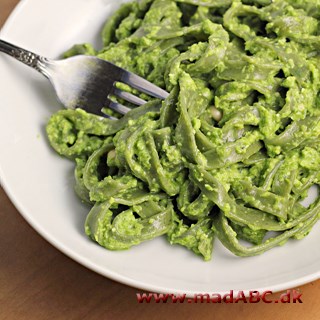 Broccoli med rejer og pasta Hvis du elsker pasta, men ikke gider spaghetti med kødsovs, så prøv denne opskrift på pasta med broccolipure o rejser. Simpelt, men rigtig lækkert.