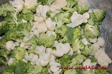 Hvis du gerne vil lave en let salat, der smager lækkert så prøv denne opskrift med broccoli og blomkål. Og den kan endda laves dagen før! 