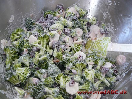Broccoli på en ny måde Her er opskriften på en lækker broccolisalat med bacon. Salaten er let at lave og smager lækkert til blandt andet kødretter. Nemt tilbehør.