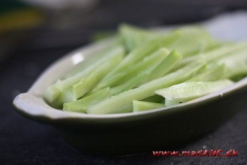 Broccoli serveret som asparges Her er en spændende ret med broccoli og hollandaisesauce. Retten serveres som asparges i det stilke bruges mens hoved kommer i saucen. anderledes med lækkert.