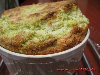 Broccoli souffle Souffle er en let æggeret og findes i mange afskygninger. Souffleen laves her med broccoli og peberfrugt. Prøv broccoli souffle som tilbehør.