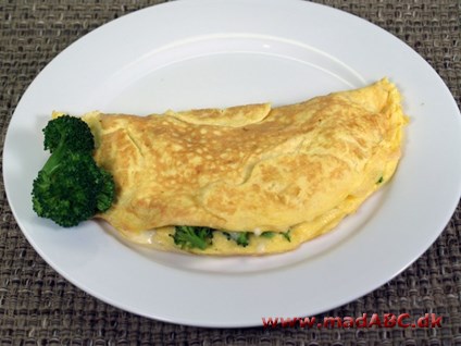 Omelet er lækkert til både morgenmad, brunch og frokost. Her får den klassiske omelet et ekstra pift med broccoli. Lækkert og godt. 