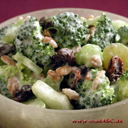Broccolipasta med rosiner og gedeost Her er opskriften på en let aftensmåltid eller en lækker frokostret serveret med godt brød og gedeost. Hurtigt og lækker aftensmad.