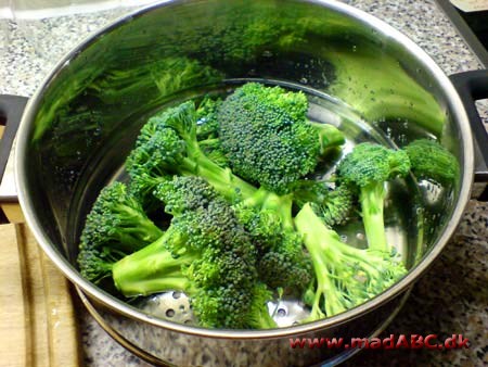 Broccoliragout med 21 fedt % Her er opskriften på en lækker ragout med broccoli, som kan bruges som nem aftensmad. og et stort plus ved opskriften: der er udregnet ingredienser til både fire og en person.