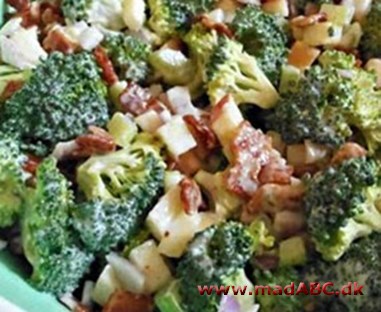 Denne broccolisalat er nem og hurtig at lave - og så smager den fantastisk. Prøv den som tilbehør til for eksempel kødretter. 