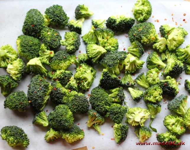 Broccolisalat med cherrytomater Denne salat er nem at lave med meget få ingredienser. Prøv den som frokostret med brød eller som lækker tilbehør til hovedretter.