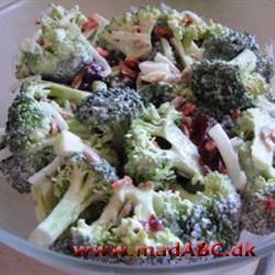 Denne broccolisalat er nem og hurtig at lave. Og så plejer den at være ganske populær hos hele familien - særligt med bacon. Lækkert tilbehør til kød. 