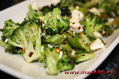Denne salat er med broccoli er nem at lave og smager fantastisk. Prøv den som tilbehør til kødretter eller kylling. velbekomme. 