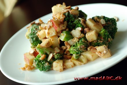 Denne nemme og lækre salat laves med blandt andet broccoli, æble og sveske. Server den til kødretter eller kylling. 
