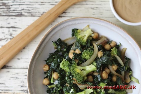 Denne lækre salat med broccoli og kikærter er nem at lave. Prøv retten som let frokostret eller som tilbehør til kylling. Nemt tilbehør. 