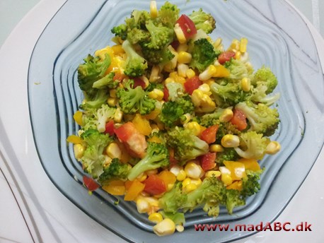 Broccolisalat med majs og peberfrugt Denne salat med broccoli og majs er hurtig og nem at lave. Retten vil stå godt som tilbehør til kødretter eller kylling. Nemt tilbehør for hele familien.