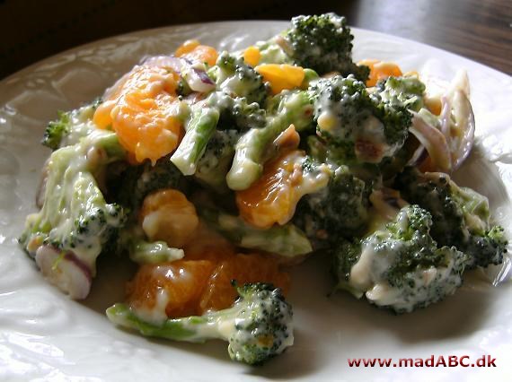 Der findes mange forskellige variationer af den typiske broccolisalat med rødløg. Her laves salaten med nødder og mandarin, der giver salaten et ekstra pift.  