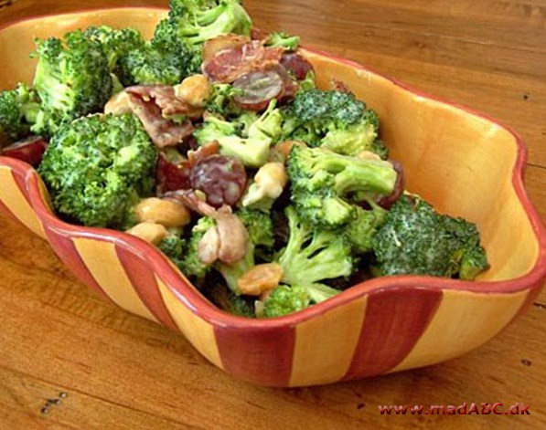 Peanuts giver crunch til denne næsten klassiske salat med broccoli og bacon. Salaten er nem at lave og er perfekt som tilbehør til for eksempel øksekød. 