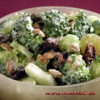 Broccolisalat med pinjekerner og bacon Denne salat er en pastasalat med blandt andet broccoli og bacon. Salaten er nem at lave, ser flot ud og smager lækkert til en god steg eller lignende.