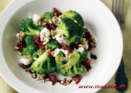 Denne broccolisalat er nem at lave med få ingredienser. Salaten er lækker som tilbehør til kødretter. og her får salaten et pift i form af soltørrede tomater.