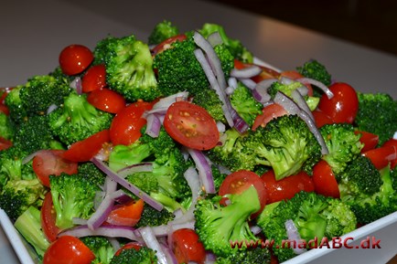 Det er næsten lige før, der ikke findes lettere salater end denne, og så smager den endda dejligt. Prøv salaten til kylling eller kødretter. Hurtig og nem mad.  