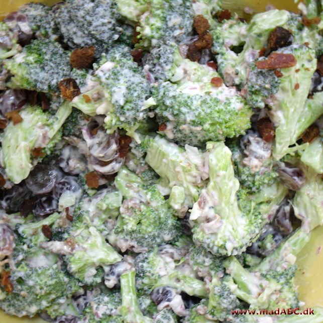 Sådan en broccolisalat er fantastisk lækker og super nem at lave. Prøv den til for eksempel kødretter. Let tilbehør med lækre grøntsager. 