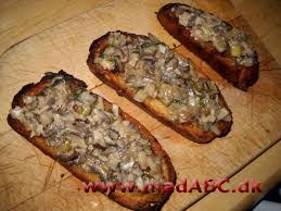 Bruchetta med champignon Bruchetta stammer fra Italien og bruges ofte som forret. Brødene kan også med stor succes laves til brunch. Vegetarer kan også sagtens nyde dem. Kan også bruges som tilbehør.