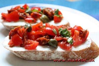 Bruchetta med gedeost Bruchetta stammer oprindeligt fra Italien. Brødende bliver ofte brugt som forret eller som tilbehør. Her bliver brødene peppet lidt op da de laves med gedeost og serrano. Perfekt til din næste fest.
