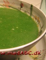 Brændenældesuppe med rygeost og ræddike Brandenælde er rig på vitaminer og mineraler, blandt andet jern. Her bruges brandenælder i suppe serveret med rygeost og ræddike.