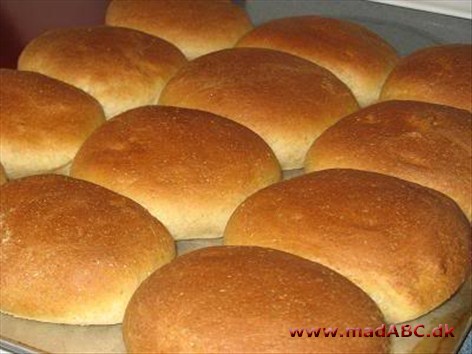 Brød eller boller kan spises som tilbehør til en hovedret, som snack eller til morgenmad og brunch. Her er en opskift der let viser hvad der er vigitgst ved bagning af brød og boller. 