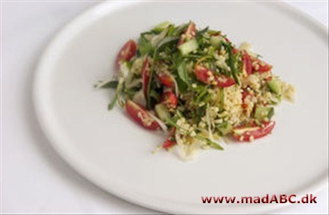 Bulgursalat med agurk og tomat