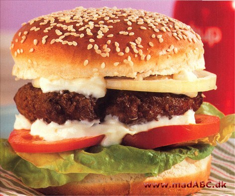 Burger - Cajun Hvidløg, paprika og chili gør hakkebøffen stærk og krydret. Og den smager også godt med sprødt bacon!