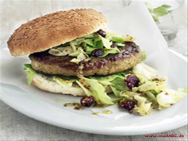 Burger med spidskålssalat og tranebær En ny og spændende variation af den traditionelle burger - McDon har den i kikkerten