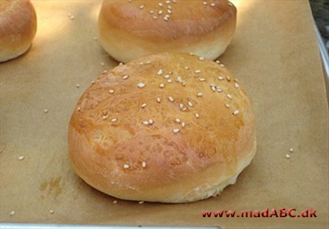 Burgerboller, basis Her er en hurtig og let basisopskrift på burgerboller. Dejen kan også rulles til pølsebrød i stedet. Dejligt til en hurtig, men god aftensmad.