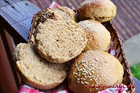 burgerboller, grov med sesam I denne nemme opskrift på burgerboller bruges der grovmel og sesamfrø eller hørfrø for at gøre bollerne lidt mere robuste. De er lette at lave og smager dejligt. Nem aftensmad i hverdagen.
