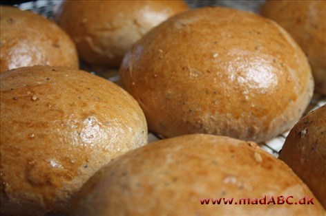 En burger smager bare bedre når bollen er hjemmelavet. Her er en lidt utraditionel opskrift hvor der bruges fuldkornshvedemel og hytteost for at gøre bollen lidt grovere. 