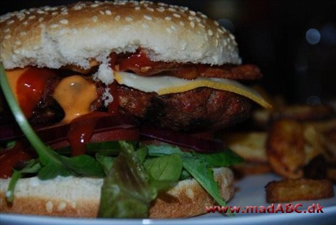 Server bøfferne med lune, sprøde burgerboller, salat, tomatskiver, agurkeskiver (evt syltede), dressing eller ønsket tilbehør