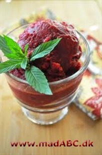 Bærsorbet Denne dessert er både let at lave og smagert dejligt. Husk dog at der skal bruges en food-processor. Retten kan laves hele året enten med frosne eller friske bær. Så prøv den næste gang du har gæster.