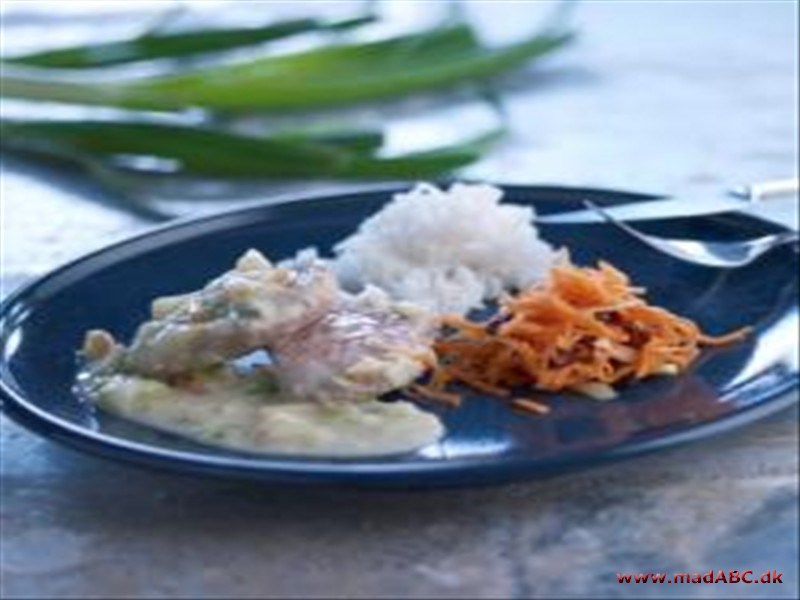 Bøf af skinkemignon med æbler og forårsløg i sennepssauce Små bøffer skåret af skinkesteg serveres her med en superlækker sennepssauce, smagfulde basmatiris og en serveringsklar råkostsalat