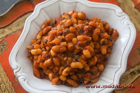 Bønner, bagte - Baked beans Dette er en original amerikansk opskift på baked beans. Spis retten sammen med ristet bacon, skiver af kogt skinke eller salat, samt noget godt brød.