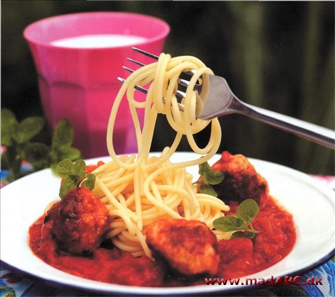 Børnevenlig spaghetti med små kødboller i tomatsauce