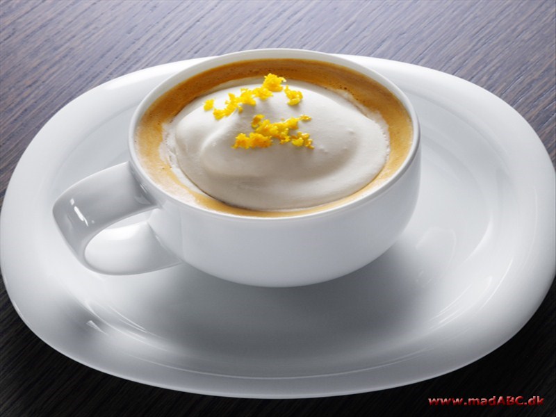 Cafe á l'orange Som det burde serveres på enhver god café - en rigtig superkaffe for kvinden der vil frem i skoene