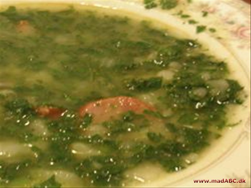 Caldo verde, er en portugisisk stærk, krydret suppe..Den laves traditionelt på friske bladgrønsager, en god fond, hvidløg, chili og kartofler, og i denne opskrift indgår der også ris.