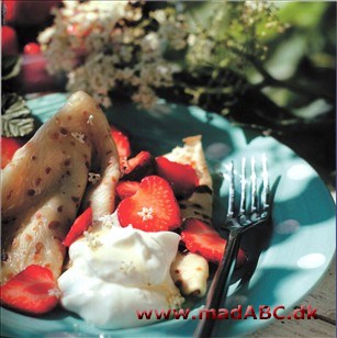 Campingpandekager med jordbær og græsk yoghurt