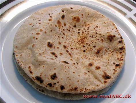 Chapati brød med grahamsmel Chapati er indiske usyrede fladbrød. De laves i grunden med tre ingredienser mel, salt og vand. Her bruges grahamsmel i stedet for hvedemel. Chapatis er gode til for eksempel karryretter.
