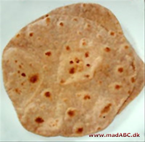 Chapati brød er super simple indiske fladbrød. Der skal nemlig kun bruges tre ingredienser: mel, salt og vand. De laves på en meget varm pande. Serveres gerne til dal eller andre bønneretter. 