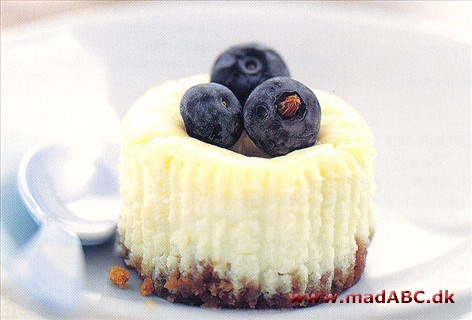 Lækker dessert baseret på den amerikanske cheesecake, dog i cupcake størrelse. Denne version er lavet med friske blåbær, som gør retten perfekt som sommerdessert. Men prøv også med hindbær eller banan