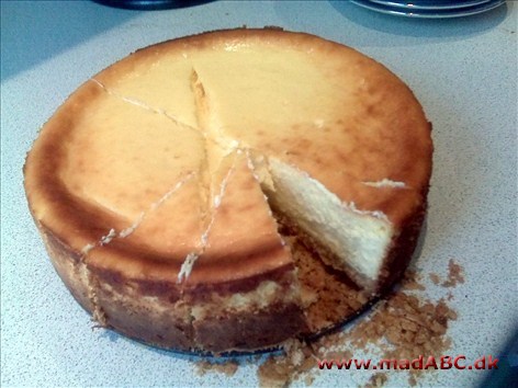 Cheesecake er en fantastisk lækker dessert, som er perfekt til kagebordet. Denne opskift er med almindelig flødeost, creme fraiche og kiks. 
