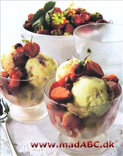 Cheesecake is med jordbær og melon i amaretto