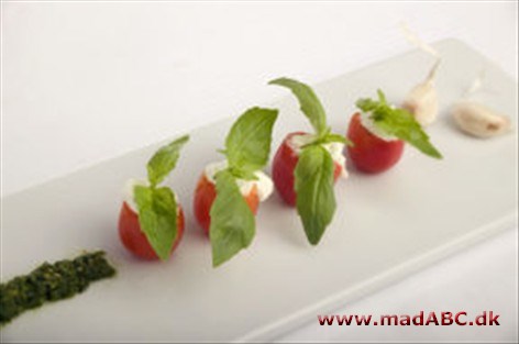 Cherrytomater med ristet hvidløgsfyld Cherrytomater med ristet hvidløgsfyld