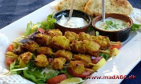 Chicken tikka Chicken Tikka er en ret i det sydlige Asien. Det er traditionelt bagt opskrift, ved hjælp af små stykker udbenet kylling og marineret med krydderier, med stor smag og er virkelig værd at prøve.