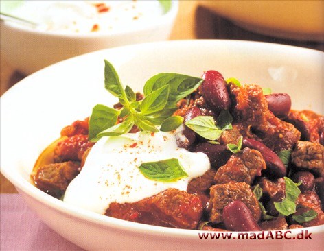 Chiligryde fra Texas Stærk husmandskost fra Sydstaterne. Oksekød, bønner og ildsprudende chilier med cremefraiche.