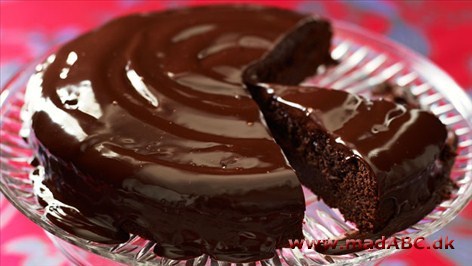 Chokoladekager findes i utallige versioner. Prøv denne opskift der er let at udføre og kagen smager dejligt. Pynt evt. kagen flot med glasur eller revet chokolade. Server gerne med vaniljeis til.