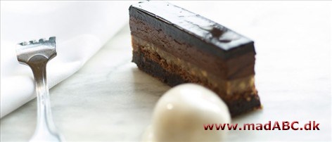 Chokoladekage i fire lag med saltet karamel Denne kage er ikke nem at lave, sviner, roder og kræver overblik. Men til gengæld er den en vaskeægte himmerigsmundfuld, man bør unde sig selv.