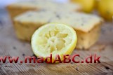 Citronkage, blød Prøv denne bløde citronkage til eftermiddagskaffen eller teen eller en søndag eftermiddag. Eller prøv den til gæsterne. Kagen er let at lave og smager dejligt.